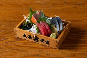 【新宿三丁目駅すぐ！北海道直送の牡蠣食べれます】丸港水産新宿店で宴会